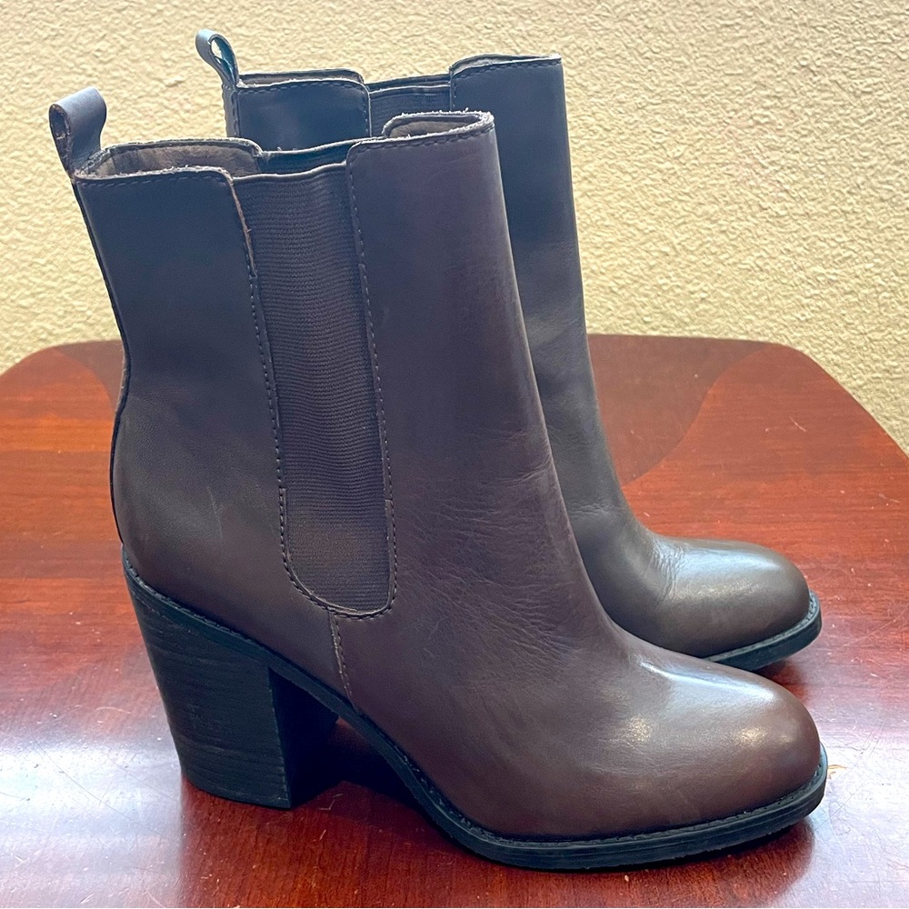 NEW Calvin Klein Maggie Chelsea Boots Heel Size 10